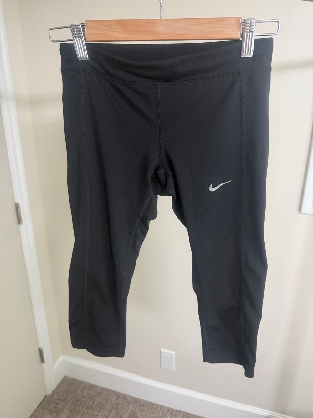 Nike Black Women’s Capri Athletic Leggings with Reflective Swoosh